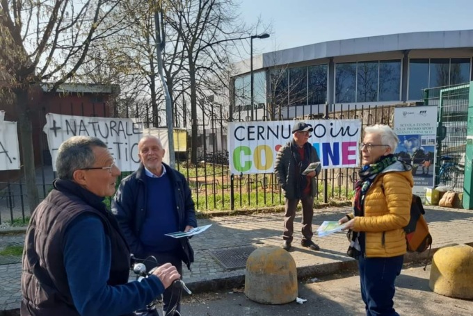 Cernusco in Comune protesta contro i campi in erba sintetica