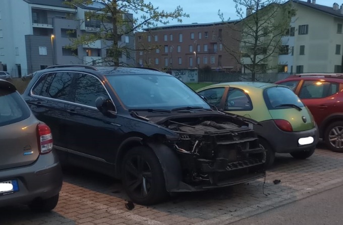 Auto cannibalizzata nella notte a Cernusco sul Naviglio