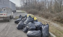 Quaranta sacchi di rifiuti abbandonati a Grezzago