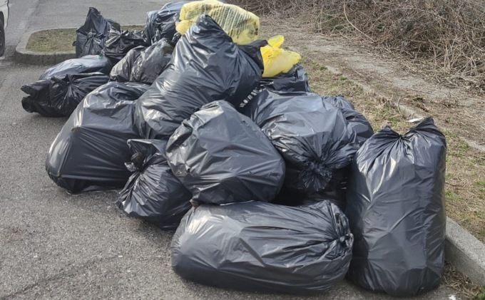 Quaranta sacchi di rifiuti abbandonati a Grezzago