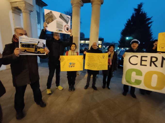 Un flash mob in Consiglio comunale per il trasporto dei residenti di cascina San Maurizio