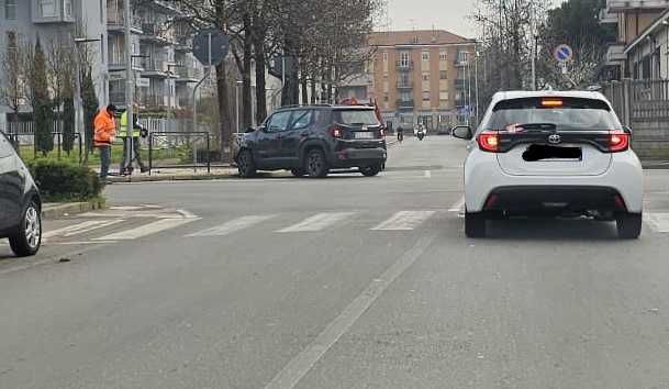 Schianto all’incrocio  a Pioltello: due auto abbattono la ringhiera e finiscono sul marciapiede