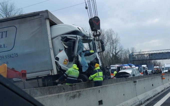 Terribile schianto sull’A4: le foto dell’incidente