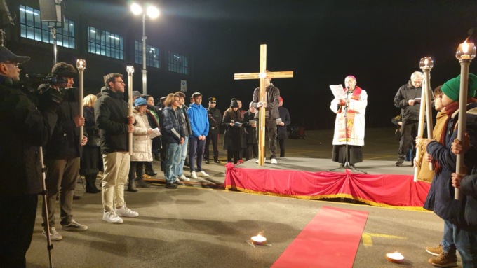 via crucis con arcivescovo mario delpini a cassina de pecchi