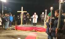 Migliaia di persone alla Via Crucis di Cassina de' Pecchi con l'arcivescovo