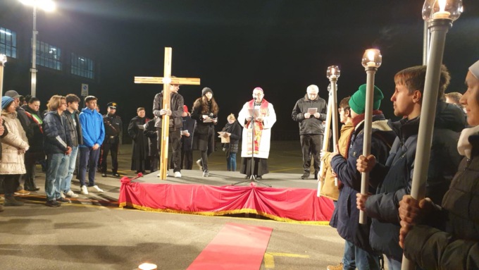 Migliaia di persone alla Via Crucis di Cassina de’ Pecchi con l’arcivescovo