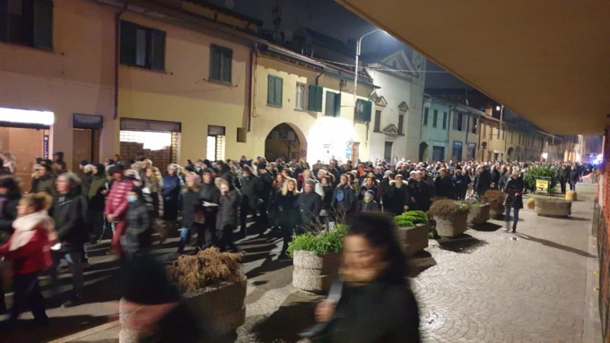 via crucis con arcivescovo mario delpini a cassina de pecchi