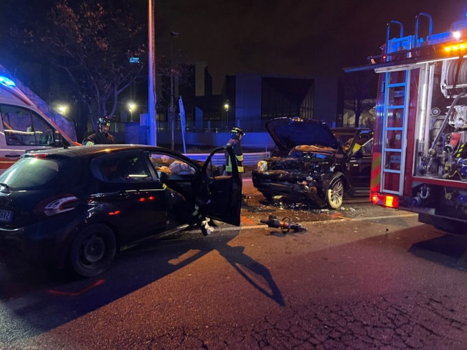Frontale tra due auto, coinvolta una coppia di Segrate