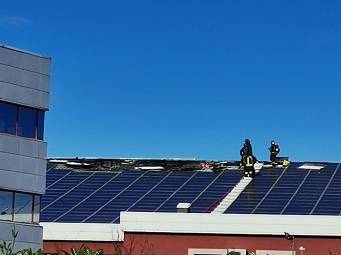 Fotovoltaico in corto circuito, incendio in un’azienda di Brugherio