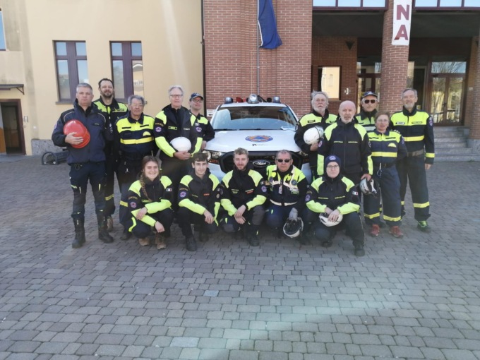 Addestramento in piazza per la Protezione civile di Bussero