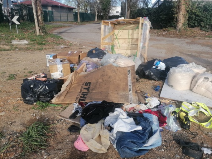 Rifiuti abbandonati nella zona industriale di Cassina de’ Pecchi, la Polizia Locale individua i colpevoli