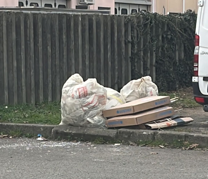 Operai abbandonano rifiuti edili a Pioltello: beccati da un residente e denunciati dalla Polizia