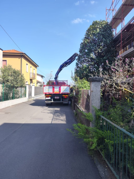 Autogrù occupava abusivamente il suolo pubblico a Brugherio, sanzionata pesantemente
