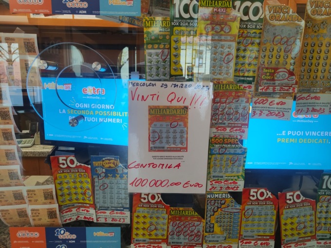 Gioca un gratta e vinci a Pessano e torna a casa con 100mila euro