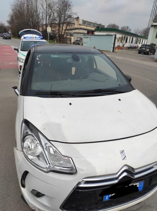 Rimuove i sigilli e guida un’auto sequestrata: maxi multe e denuncia a Brugherio