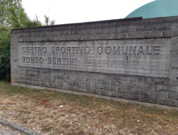 Gessate, ragazzina insultata dai coetanei maschi durante l’allenamento di calcio. Poi arrivano i cioccolatini