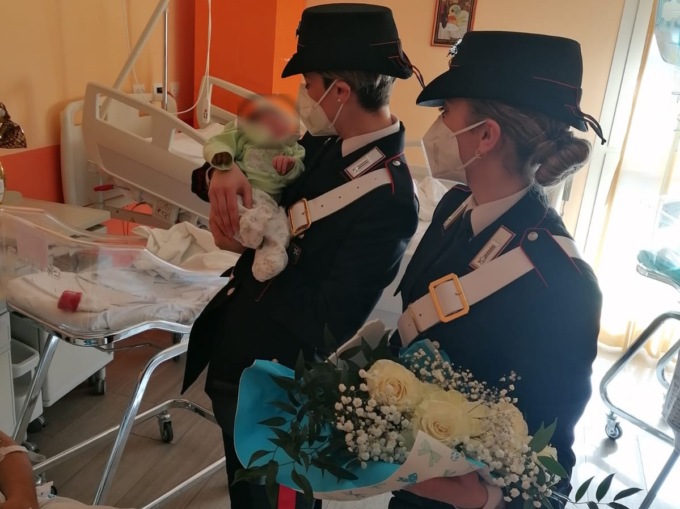 Picchia la moglie incinta minacciandola con un coltello: lui viene arrestato, lei partorisce in ospedale