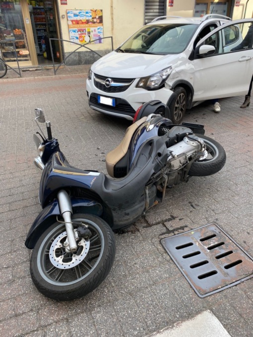 Incidente tra auto e scooter a Brugherio, tre feriti