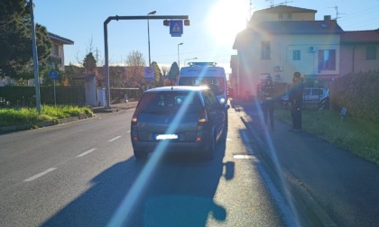 Incidente tra auto e scooter a Brugherio, allertata anche l'automedica