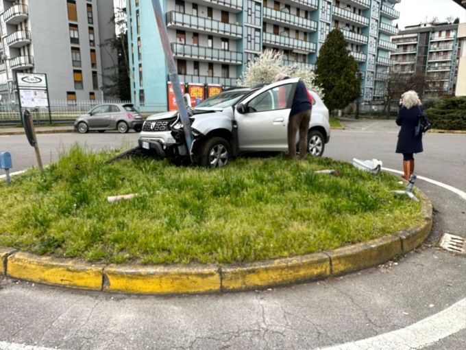 Incidente a Brugherio, finisce con l’auto sulla rotonda e si schianta contro un palo della luce