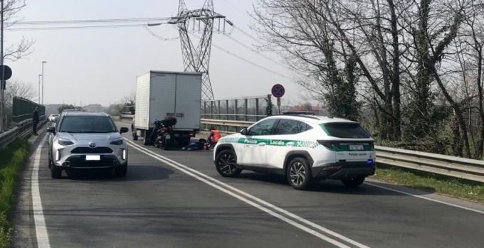 Tamponamento tra scooter e furgone a Carugate, interviene anche l’automedica