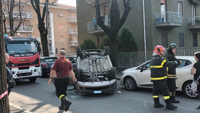 Anziana si ribalta con l’auto a Cassano d’Adda