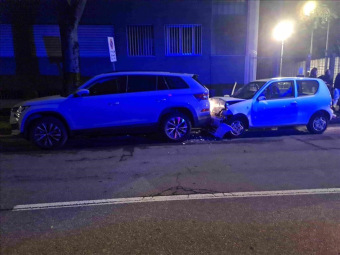 Schianto a Cologno Monzese contro un’auto in sosta, ferite due ragazze