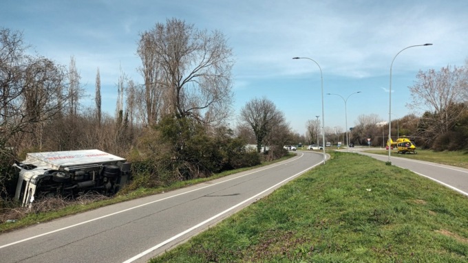 Camion esce di strada a Segrate e si ribalta: interviene anche l’elisoccorso