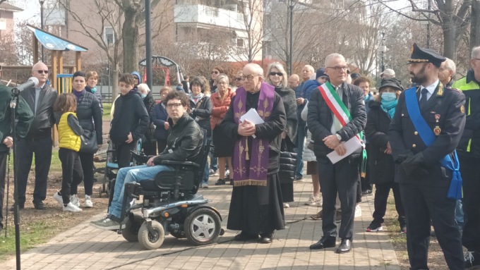 Fra abbracci e lacrime si ricordano le vittime del Covid a Melzo