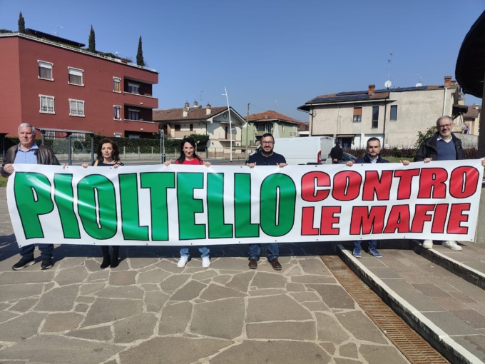 Pioltello contro la mafia: una marcia con ombrelli e striscioni