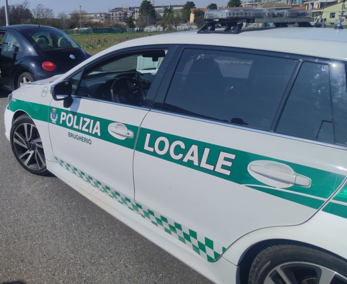 Guida un Maggiolino sotto sequestro con la patente per i motorini: denunciato a Brugherio