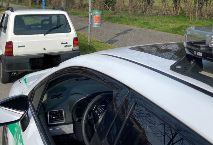 Guida una vecchia Panda senza revisione e assicurazione: sequestro e maxi multa a Brugherio