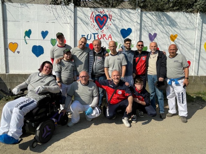 Un murale di 30 metri ricoperto di cuori: l’amore dei ragazzi di Robin batte l’inciviltà