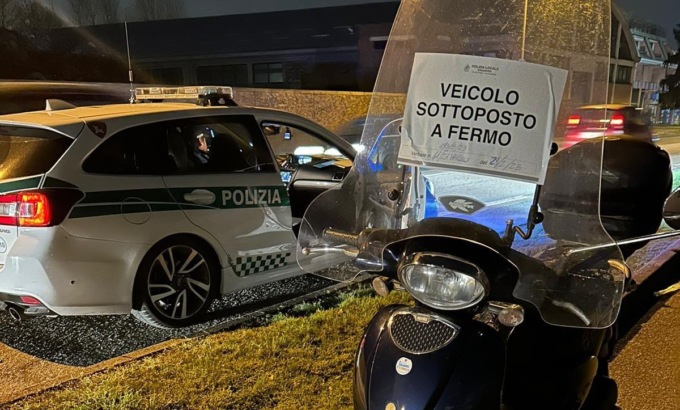 Alla guida di uno scooter senza patente, libretto e revisione: 49enne beccato a Brugherio resta a piedi