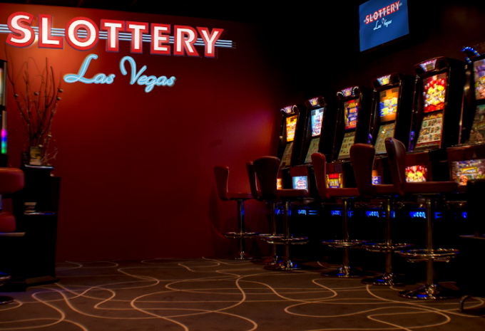 Rapina la sala slot di Melzo armato di pistola e maschera da teschio: colpo da 10mila euro