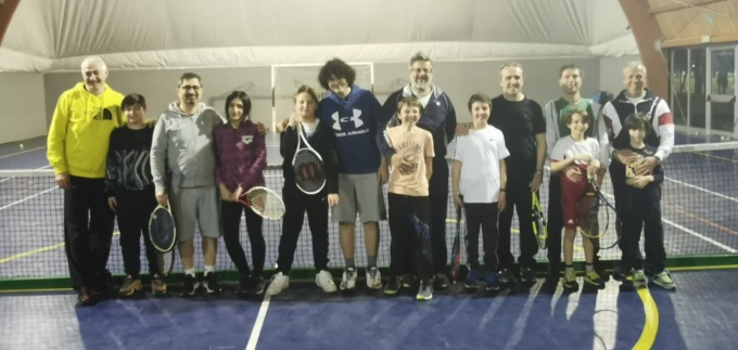 Festa del papà tennistica: a Bellinzago le racchette si incrociano padri e figli insieme