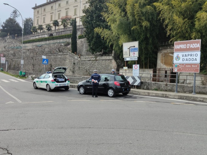 Vaprio, controlli a tappeto. In un’ora fermati tre veicoli senza revisione e due automobilisti al telefono