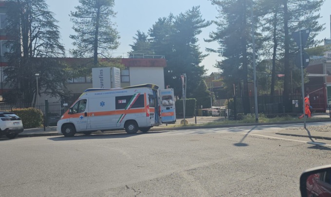 Scontro fra un’auto e una moto a Vimodrone, traffico bloccato sulla Padana