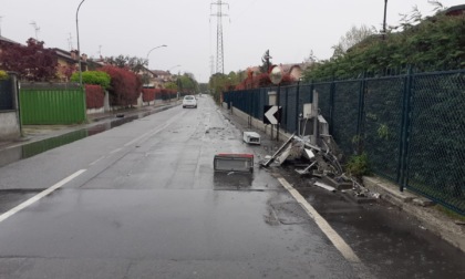 Perde il controllo dell'auto, sbatte contro una cabina della fibra e la distrugge. Poi se ne va