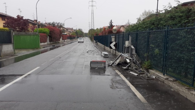 Perde il controllo dell’auto, sbatte contro una cabina della fibra e la distrugge. Poi se ne va