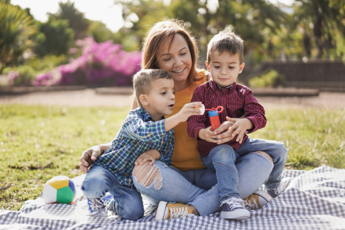 Wow, che spettacolo di mamma! Fatele gli auguri sul giornale