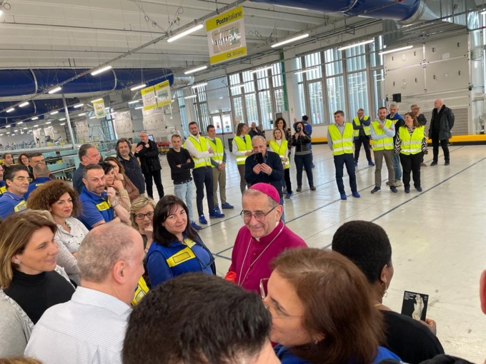 Monsignor Delpini in visita al centro smistamento delle Poste di Peschiera Borromeo