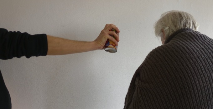 Ai vicini di casa dà fastidio l’odore che viene dalla sua cucina, anziana aggredita a colpi di… profumo