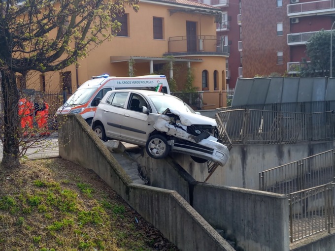 Tragedia di Pasqua, 85enne ha un attacco cardiaco mentre è al volante ed esce fuoristrada