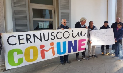 Sporcizia e degrado, i cittadini di piazza Brugola fanno un flash mob al Consiglio di Cernusco sul Naviglio