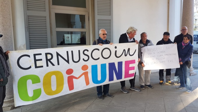 Sporcizia e degrado, i cittadini di piazza Brugola fanno un flash mob al Consiglio di Cernusco sul Naviglio