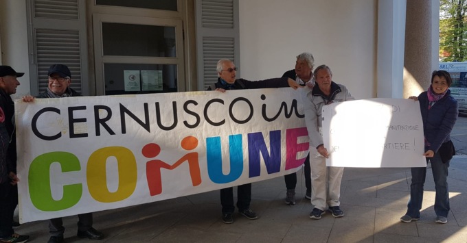 i cittadini cernuschesi residenti nella zona di da mesi il loro quartiere è sempre più abbandonato e trascurato soprattutto per quanto riguarda la pulizia e la manutenzione, quasi non facesse parte della città e loro fossero cittadini di serie b. Sottolineano come più volte abbiano fatto segnalazioni in Comune, senza alcun riscontro. L'incuria è sotto gli occhi di tutti : i cestini sono ancora quelli vecchi (alcuni sono stati rimossi e mai ripristinati, altri sono direttamente per terra), non è previsto o non viene eseguito uno spazzamento dei marciapiedi , ci sono alcuni rifiuti lì da settimane, compresi sacchettini di escrementi di cane nel portico sotto l'ex Millepiedi. Il parchetto che si trova al centro delle palazzine è in totale stato d'abbandono: le altalene rimosse anni fa non sono più state messe, l'aiuola centrale che ospita un bellissimo ulivo ha i marmi tutti rotti e la terra intorno viene usata come sabbiera mentre sarebbe opportuno proteggere l'albero in modo adeguato e ripristinare il verde circostante. Non basta, risultano fuori uso le bocchette per irrigare i giardini e l’impianto pubblico d’illuminazione risulta insufficiente e inadeguato. Come mai non siano state finora prese in considerazione le segnalazioni dei residenti della zona di cui all’oggetto e se si intenda farlo nell’immediato futuro. Se e quali interventi ordinari e SI CHIEDE straordinari siano programmati per garantire pari dignità ai Cernuschesi residenti in tutte le zone periferiche.