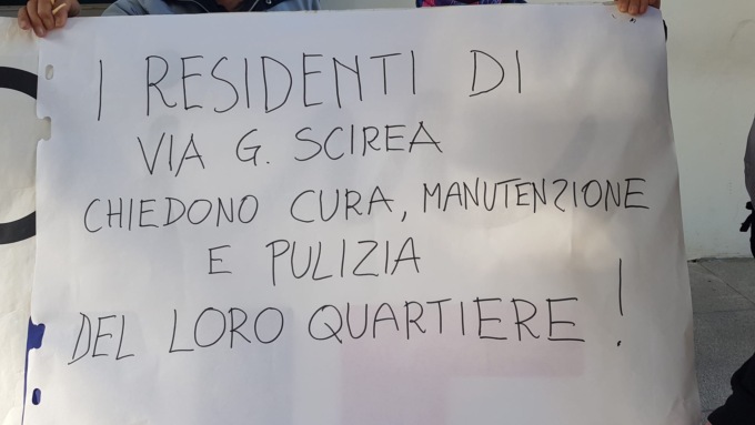 i cittadini cernuschesi residenti nella zona di da mesi il loro quartiere è sempre più abbandonato e trascurato soprattutto per quanto riguarda la pulizia e la manutenzione, quasi non facesse parte della città e loro fossero cittadini di serie b. Sottolineano come più volte abbiano fatto segnalazioni in Comune, senza alcun riscontro. L'incuria è sotto gli occhi di tutti : i cestini sono ancora quelli vecchi (alcuni sono stati rimossi e mai ripristinati, altri sono direttamente per terra), non è previsto o non viene eseguito uno spazzamento dei marciapiedi , ci sono alcuni rifiuti lì da settimane, compresi sacchettini di escrementi di cane nel portico sotto l'ex Millepiedi. Il parchetto che si trova al centro delle palazzine è in totale stato d'abbandono: le altalene rimosse anni fa non sono più state messe, l'aiuola centrale che ospita un bellissimo ulivo ha i marmi tutti rotti e la terra intorno viene usata come sabbiera mentre sarebbe opportuno proteggere l'albero in modo adeguato e ripristinare il verde circostante. Non basta, risultano fuori uso le bocchette per irrigare i giardini e l’impianto pubblico d’illuminazione risulta insufficiente e inadeguato. Come mai non siano state finora prese in considerazione le segnalazioni dei residenti della zona di cui all’oggetto e se si intenda farlo nell’immediato futuro. Se e quali interventi ordinari e SI CHIEDE straordinari siano programmati per garantire pari dignità ai Cernuschesi residenti in tutte le zone periferiche.