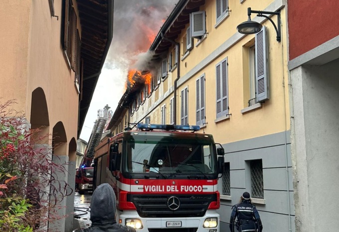 Dopo l’incendio di Melzo, quattro famiglie senza casa e strada chiusa per motivi di sicurezza