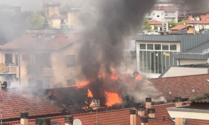 Incendio in un appartamento, fiamme e fumo in centro a Melzo
